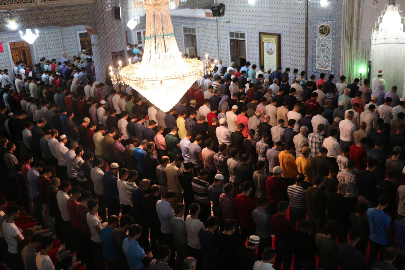 Balıklıgöl’de bulunan Dergâh Camisi doldu taştı Balıklıgöl’de bulunan Dergâh Camisi doldu taştı